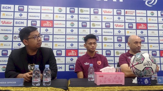 Pelatih PSM Makassar, Bernardo Tavares (kanan ujung) saat mengikuti sesi press converence pada Rabu (14/9/2022) jelang melawan Dewa United, Kamis besok (15/9/2022). (foto: official PSM Makassar)