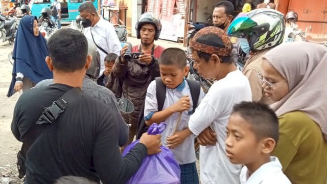 Polisi sedang membawa bayi yang ditemukan terbakar kawasan Pasar Sentral, Jalan Agus Salim, Makassar, sekitar pukul 13.00 Wita, Rabu (14/9/2022). (foto: Abatanews) 