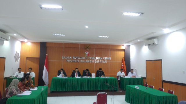 Sidang pendahuluan gugatan Bawaslu Selayar ke KPU Selayar perihal dugaan pelanggaran verifikasi administrasi yang ditetapkan KPU Selayar, di Bawaslu Sulsel, pada Rabu (14/9/2022). (Foto: ABATANEWS/Cinno) 