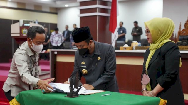 Gubernur Sulawesi Selatan dan Ketua DPRD Sulsel menandatangani Nota Persetujuan Bersama Terhadap Ranperda Tentang Pembentukan Produk Hukum Daerah dan Pengantar Penganjuan Nota Keuangan Pada Rancangan Peraturan Daerah Provinsi Sulsel tentang Perubahan APBD Tahun Anggaran 2022 di Kantor DPRD Sulsel, Kamis (15/9/2022) malam. 