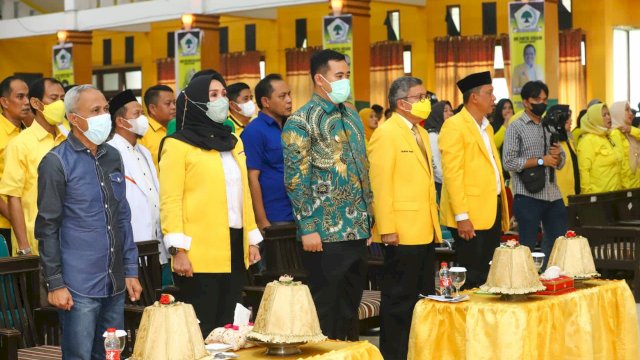 Ketua DPD I Golkar Sulsel, Taufan Pawe (TP) resmi melantik kepengurusan DPD II Golkar Kabupaten Pangkajene dan Kepulauan (Pangkep), di Ruang Pola Kantor Bupati Pangkep, Sabtu (17/9/2022). Selain fungsionaris Golkar Sulsel, pelantikan tersebut turut dihadiri Bupati Pangkep Muhammad Yusran Lalogau, Wakil Bupati Pangkep Syahban Sammana, dan Ketua DPRD Pangkep, Abd Haris Gani.