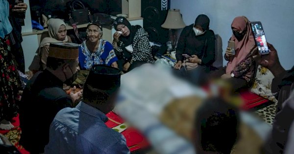 Gubernur Andi Sudirman Melayat Ibu Stafnya yang Meninggal