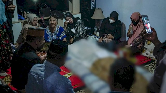 Gubernur Sulawesi Selatan, Andi Sudirman Sulaiman melayat ke rumah duka ibu salah seorang stafnya bernama Yarsikum, Jalan Tamalate, Makassar, pada Ahad (18/9/2022).