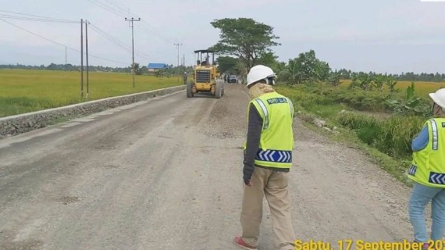 Pemerintah Provinsi Sulawesi Selatan melalui Dinas Pekerjaan Umum dan Tata Ruang (PUTR) melakukan penanganan long segment pada ruas Pinrang - Rappang - Pangkajene - Batas Soppeng.