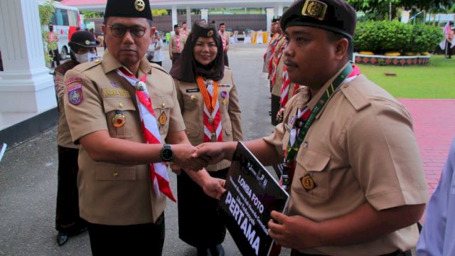 Penjabat Gubernur Gorontalo, Hamka Hendara Noer memimpin apel besar gerakan Pramuka yang masih dalam rangkaian Hari Pramuka ke-61, di Rumah Dinas (Rudis) Gubernur Gorontalo pada Ahad (18/9/2022).