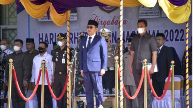 Penjabat Gubernur Gorontalo, Hamka Hendra Noer saat memimpin upacara peringatan Hari Perhubungan Nasional (Harhubnas) tingkat Provinsi Gorontalo bertempat di halaman Museum Purbakala, pada Senin (19/9/2022).