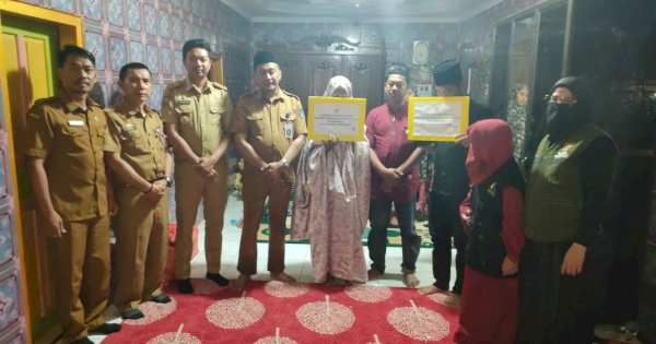 Gubernur Sulsel Beri Beasiswa kepada 2 Anak di Pinrang yang Ibunya Gantung Diri