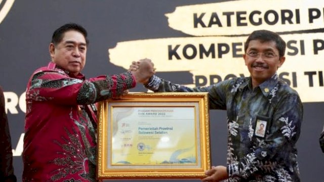 Sekretaris Daerah Provinsi (Sekprov) Sulsel, Abdul Hayat, saat menerima penghargaan BKN Award.