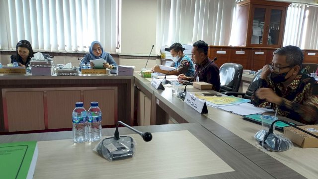 Komisi C DPRD Sulsel rapat kerja dengan pihak Bapenda di Kantor DPRD Sulsel, Jalan Urip Sumoharjo, pada Kamis (22/9/2022).
