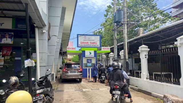 Layanan pembayaran pajak kendaraan bermotor lewat drive thru yang ada di Kantor Bapenda Sulsel, Jalan AP Pettarani, Makassar. (Foto: ABATANEWS/Cinno) 
