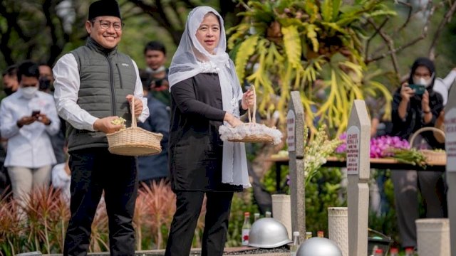 Muhaimin Iskandar dan Puan Maharani ziarah makan Taufiq Kiemas di TMP Kalibata, Jakarta Selatan, pada Ahad (25/9/2022). (Foto: Instagram Puan Maharani) 