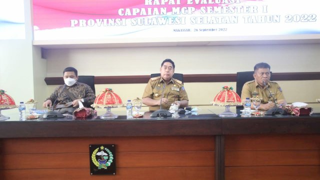 Sekertaris Daerah (Sekda) Provinsi Sulawesi Selatan (Sulsel), Abdul Hayat Gani, memimpin Rapat Evaluasi Capaian Monitoring Center Prevention (MCP) Semester I Provinsi Sulsel, yang digelar di Ruang Rapat Pimpinan, Kantor Gubernur Sulsel, Senin (26/9/2022).