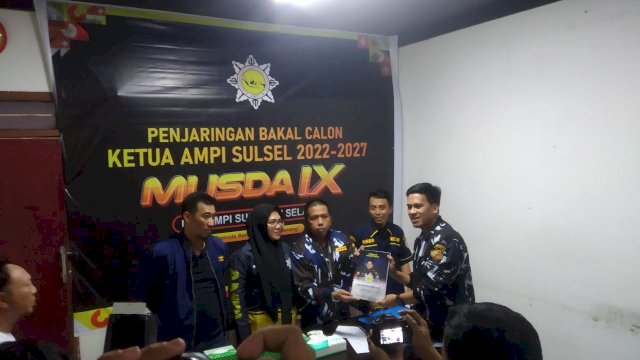 Panitia Musda IX AMPI Sulsel menerima berkas yang dikembalikan oleh Andi Nurhaldin sebagai calon Ketua AMPI Sulsel Periode 2022-2027, di Sekretariat AMPI Sulsel, Jalan Ratulangi, Makassar, pada Selasa (27/9/2022). 