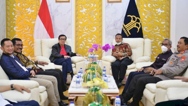 Gubernur Sulawesi Selatan Andi Sudirman Sulaiman menjemput Menteri Hukum dan Hak Asasi Manusia Republik Indonesia (Menkumham RI), Yasonna Hamonangan Laoly di Bandara Sultan Hasanuddin, Selasa (27/9/2022) malam.