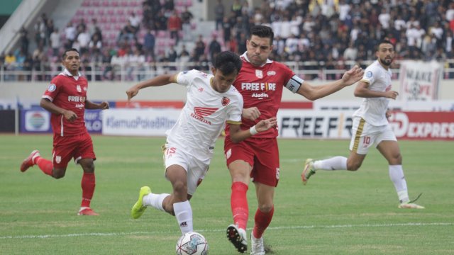 Skuad PSM Makassar versus Persis Solo saat bertanding di pekan 11 Liga 1 2022-2023 di Stadion Manahan, Solo. (foto: Official PSM Makassar)