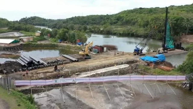 Pembangunan jembatan pada jalan lingkar atau suaka alam lestari, di Kecamatan Bacukiki Barat, Kota Parepare.