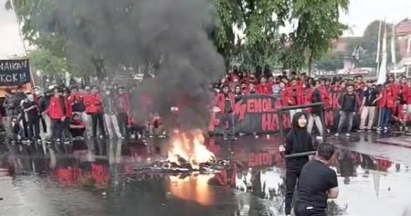 Mahasiswa Unhas Demo Tolak kenaikan BBM, Tutup Akses Perintis Kemerdekaan