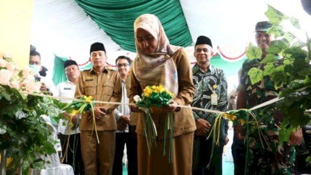 Bupati Indah Putri Indriani saat meresmikan kantor Baznas Luwu Utara.