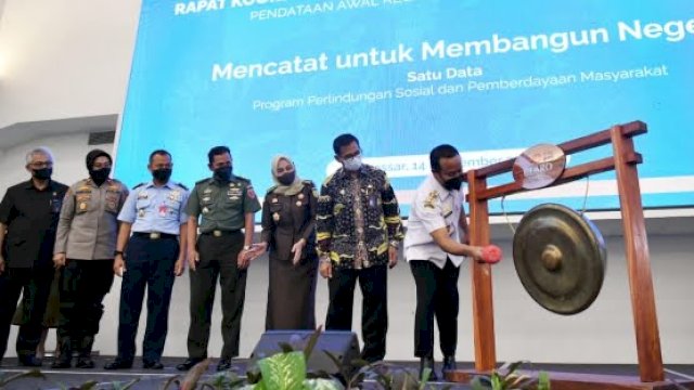 Gubernur Sulawesi Selatan, Andi Sudirman Sulaiman dalam Rapat Koordinasi Daerah Provinsi Sulsel terkait Pendataan Awal Registrasi Sosial Ekonomi 2022, di Claro Hotel, Rabu (14/9/2022).