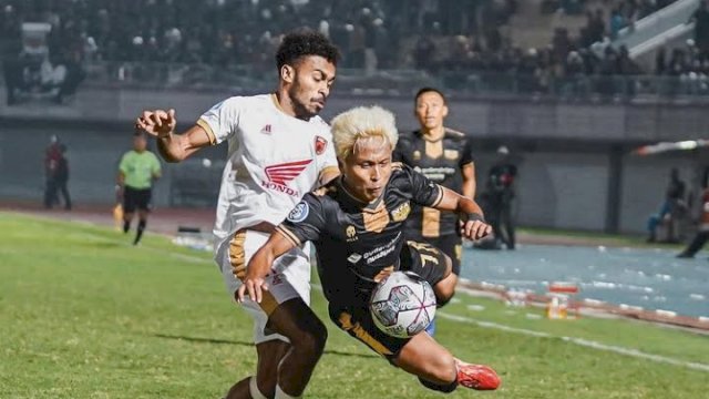 Yance Sayuri menghalau Fahmi Al Ayyubi dalam duel pekan 10 Liga 1 2022-2023 di Indomilk Arena, Kamis (15/9/2022). (foto: Official Dewa United) 