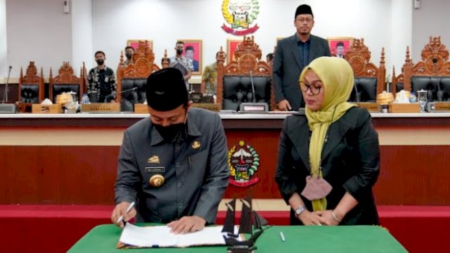 Gubernur Sulawesi Selatan dan Ketua DPRD Sulsel menandatangani nota Persetujuan Bersama Terhadap Ranperda Tentang Pembentukan Produk Hukum Daerah dan Pengantar Penganjuan Nota Keuangan Pada Rancangan Peraturan Daerah Provinsi Sulsel tentang Perubahan APBD Tahun Anggaran 2022 di Kantor DPRD Sulsel, Kamis, 15 September 2022.