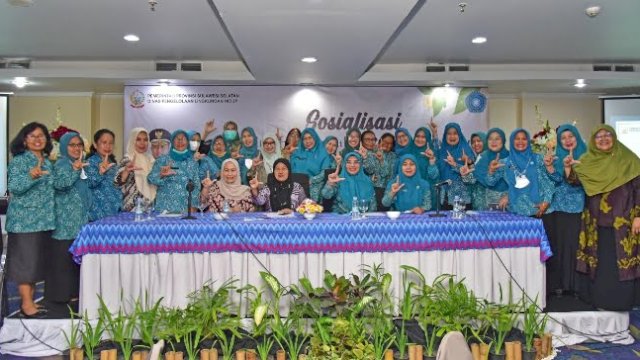 Dinas Lingkungan Hidup (DLH) Sulsel bekerjasama dengan Tim Penggerak PKK Sulsel, menggelar Sosialisasi Produk Hukum dalam Perlindungan dan Pengelolaan Lingkungan Hidup, di Hotel Aryaduta Makassar, Jumat, 23 September 2022. 