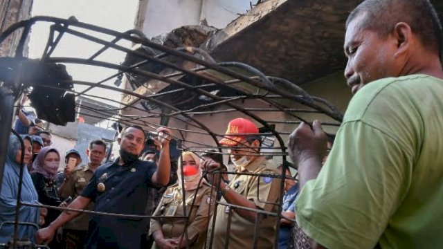 Gubernur Sulsel, Andi Sudirman Sulaiman saat meninjau lokasi kebakaran di Jalan Rappokalling Timur, Kelurahan Rappokalling, Kecamatan Tallo, pada Selasa (27/9/2022). 