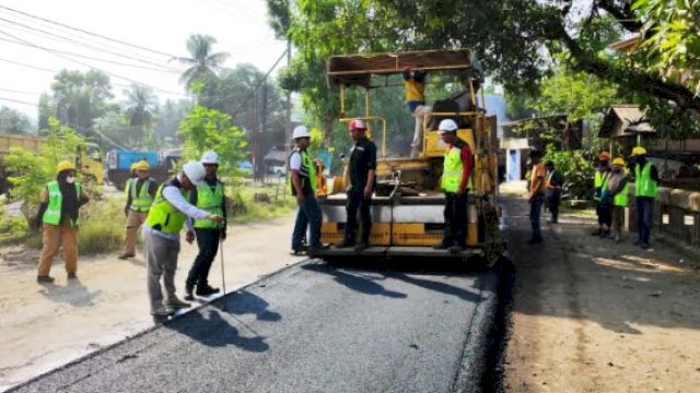 Proyek perbaikan jalan provinsi di ruas Pekkae - Takkalalla memasuki tahap pengaspalan. (foto: Pemprov Sulsel) 