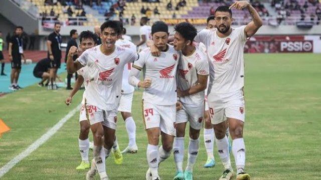 Selebrasi skuad PSM Makassar saat Kenzo Nambu mencetak gol penyeimbang saat melawan Persis Solo, di Stadion Manahan, Solo, Kamis (29/9/2022). (foto: Official PSM Makassar) 