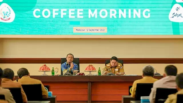 Gubernur Sulsel Andi Sudirman Sulaiman Coffee Morning bersama para ASN level administrator lingkup Pemprov Sulsel beserta seluruh Kepala Sekolah SMA, SMK secara virtual di Ruang Rapim Kantor Gubernur Sulsel, Senin (12/9/2022).