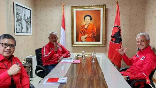 Ganjar Pranowo bersama Ketua DPP PDIP Bidang Kehormatan Komaruddin Watubun dan Sekretaris Jenderal PDIP Hasto Kristiyanto, di Kantor DPP PDIP, Jakarta, pada Senin (24/10/2022). (Dok DPP PDIP) 