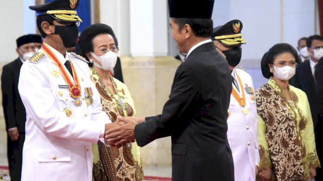 Presiden Joko Widodo melantik Gubernur Daerah Istimewa Yogyakarta (DIY) Sri Sultan Hamengku Buwono X dan Wakil Gubernur (Wagub) DIY Kanjeng Gusti Pangeran Adipati Aryo (KGPAA) Paku Alam X di Istana Negara, Jakarta, pada Senin (10/10/2022). (Foto: Setkab RI) 