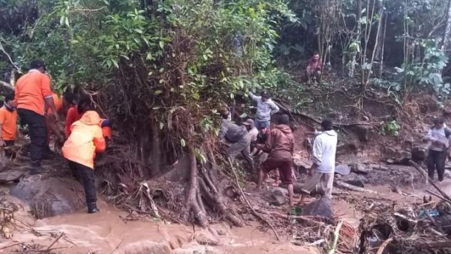 Proses pencarian korban tanah longsor di Dusun Kompasa, Desa Loka, Kecamatan Rumbia, Kabupaten Jeneponto, Sulawesi Selatan (Sulsel). (foto: Basarnas Sulsel)