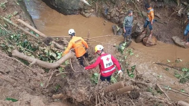 Proses pencarian korban terrimbun tanah longsor di Dusun Kompasa, Desa Loka, Kecamatan Rumbia, Kabupaten Jeneponto, Sulawesi Selatan (Sulsel) yang dilakukan Tim SAR Gabungan sejak Jumat (14/10/2022). (foto: Basarnas Sulsel)