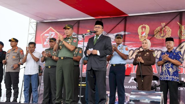 Wali Kota Makassar Moh Ramdhan ‘Danny’ Pomanto saat menghadiri pameran Alutsista (Alat Utama Sistem Persenjataan) yang diadakan di Anjungan Pantai Losari, Jumat (30/09/2022).