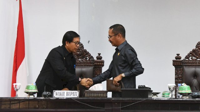 Wakil Bupati Luwu Utara, Suaib Mansur saat Rapat Paripurna DPRD Kabupaten Luwu Utara dengan agenda Pengambilan Keputusan tentang Ranperda Perubahan APBD Tahun Anggaran 2022.