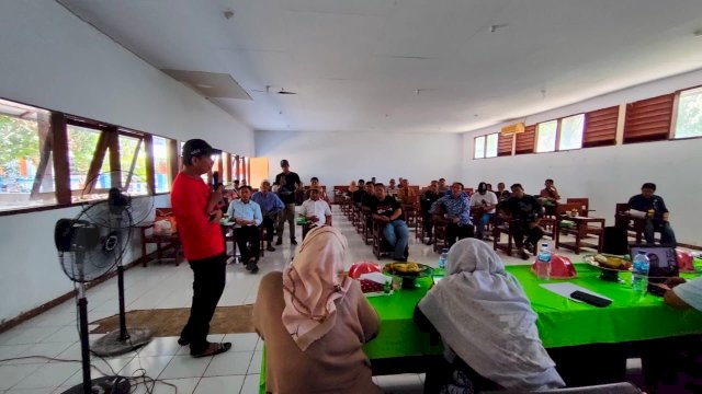 Ketua Dewan Pendidikan Kota Makassar, Rudianto Lallo memboyong sejumlah pengurusunya mengunjungi Pulau Barrang Lompo, Kecamatan Kepulauan Sangkarrang dalam rangka kunjungan kerja "DPKM Menyapa", Sabtu (1/10/2022).