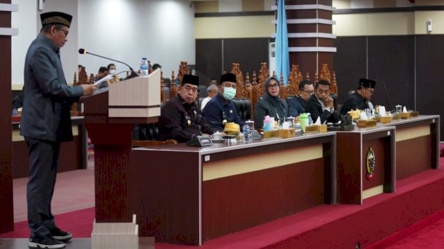 Ketua Tim Banggar DPRD Sulsel, Irwan Hamid pada Rapat Paripurna DPRD Sulsel dengan agenda Persetujuan Bersama Gubernur dan DPRD Sulsel terhadap Rancangan Peraturan Daerah Provinsi Sulawesi Selatan tentang Perubahan APBD Tahun Anggaran 2022 dalam Rapat Paripurna DPRD Sulsel, Jum'at malam, 30 September 2022.