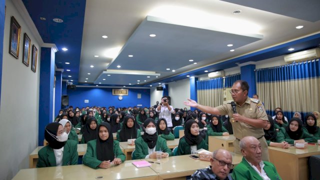 Wali Kota Makassar Moh Ramdhan Pomanto saat memberikan kuliah pakar yang diselenggarakan FEB UMI di Aula Prof Abdurahman Basalamah Gedung FEB UMI Makassar, Senin (3/10/2022).