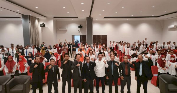 Ketua DPRD Rudianto Lallo Motivasi Mahasiswa Baru Universitas Handayani