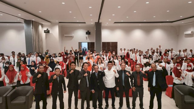 Ketua DPRD Makassar Rudianto Lallo memotivasi ratusan mahasiswa baru Universitas Handayani Makassar (UHM) dalam kuliah umum yang dilaksanakan di Grand Immawan, pada Senin (3/10/2022).