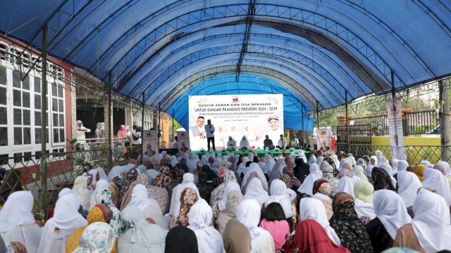 Relawan Mak Ganjar Sulawesi Selatan (Sulsel) bersama 500 emak-emak Kabupaten Bone berkumpul dan menyuarakan aspirasi 'Ganjar Presiden 2024 di Desa Tompong Patu, Kecamatan Kahu, Kabupaten Bone, Sulsel, Senin (3/10/22). 