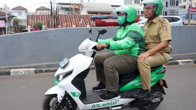 Wali Kota Makassar Moh Ramdhan ‘Danny’ Pomanto bersama sejumlah pimpinan OPD (Organisasi Perangkat Daerah) menggunakan Ojek Online (Ojol) saat menjalankan tugasnya di hari Selasa (4/10/2022).