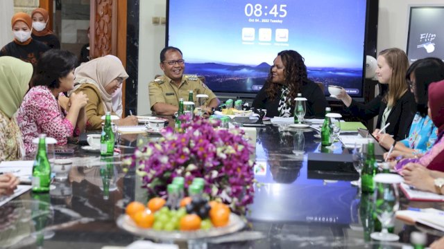 Wali Kota Makassar, Moh. Ramdhan 'Danny' Pomanto saat menerima kunjungan Deputy Director of the Office of Foreign Assistance, U.S. Department of State, Dr. Tracy M. Carson dan Tim USAID di kediamannya, Jalan Amirullah, Selasa (4/10/2022).