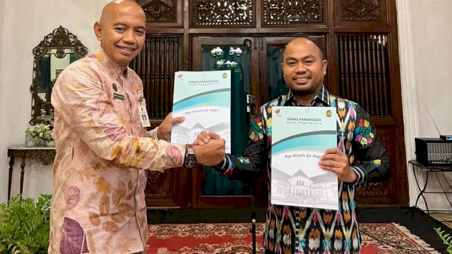 Kepala Dinas Pariwisata Kota Makassar, Muhammad Roem bersama Kepala Dinas Pariwisata Kota Yogyakarta, Wahyu Hendratmoko melaksanakan penandatangan perjanjian kerjasama tentang pengembangan Pariwisata, di Yogyakarta, pada Kamis (6/10/2022). 