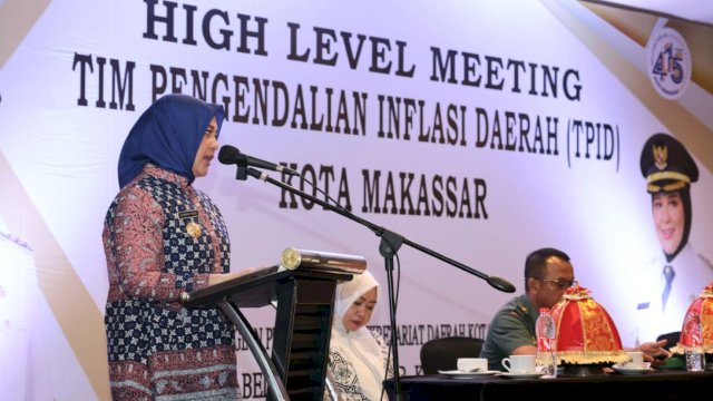 Wakil Wali Kota Makassar, Fatmawati Rusdi saat membuka High Level Meeting Tim Pengendalian Inflasi Daerah (TPID) Kota Makassar di Swiss-Belhotel, Kamis (6/10/2022).