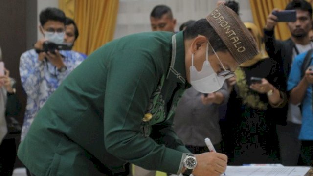 Penjabat Gubernur (Penjagub) Gorontalo Hamka Hendra Noer dalam rapat dengar pendapat (RDP) program pemberantasan korupsi sektor kesehatan sekaligus dilakukan penandatanganan komitmen bersama di Aula Rumah Dinas Gubernur Gorontalo, pada Kamis kemarin (6/10/2022).