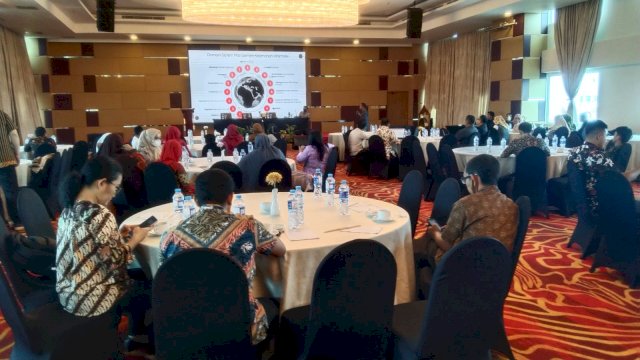 Dinas Komunikasi dan Informatika Kota Makassar menggelar Forum Group Discussion Penyusunan Pedoman Sistem Manajemen Keamanan Informasi (SMKI) di Aston Hotel Makassar, Kamis (6/10/2022).