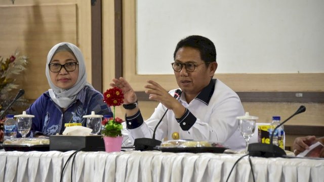 Penjagub Hamka Hendra Noer didampingi Ketua Dekranasda Provinsi Gorontalo dr. Gamaria Monoarfa menghadiri sekaligus memimpin rapat tidak lanjut Rakornas Dekranas, yang dilaksanakan oleh Dekranasda Provinsi Gorontalo, di Aula Rudis Wagub, Jumat (7/20/2022).