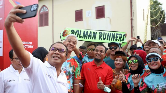 Wali Kota Makassar Moh Ramdhan Pomanto berswafoto bareng Gubernur Jawa Tengah, Ganjar Pranowo, dan Gubernur Sulsel, Andi Sudirman Sulaiman dalam saat pelepasan ratusan pelari Bank Jateng Friendship Run yang mengambil start di Benteng Roterdam, Minggu (9/10/2022).